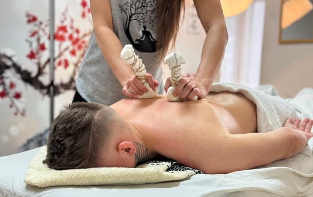 Masáž s bylinnými mešcami